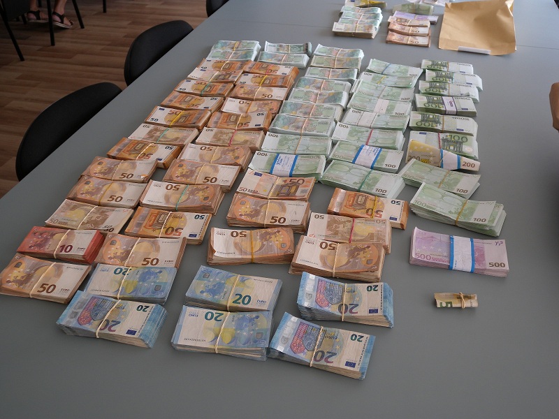 Иззеха близо милион от богата фамилия в разградско село