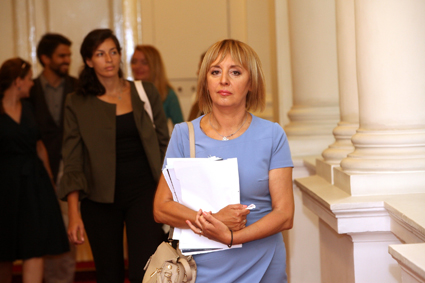 Манолова в капана на политически трикольор