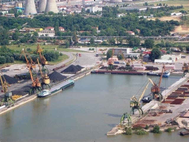 Пожарникари спасиха трима работници, припаднали в трюма на кораб по Дунав