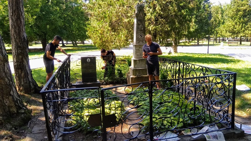 Доброволци почистиха надгробния паметник на Венета и Иванка Ботеви в Търново