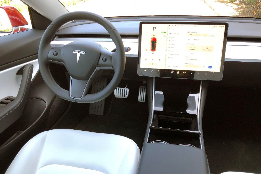 Tesla вкарва Netflix и YouTube в колата