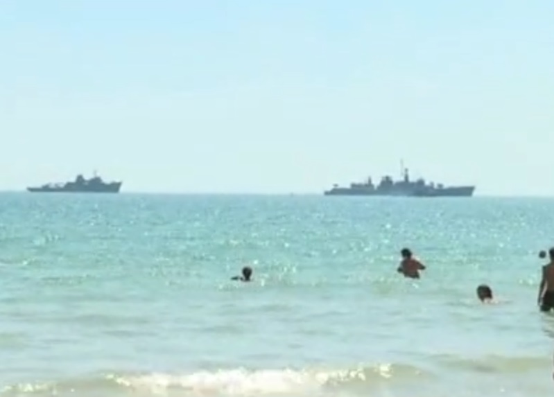 Демонстрация на военноморските сили изненада плажуващи във Варна