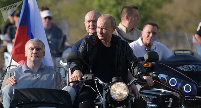 Владимир Путин посети Крим с "Нощните вълци", Украйна негодува (ВИДЕО)