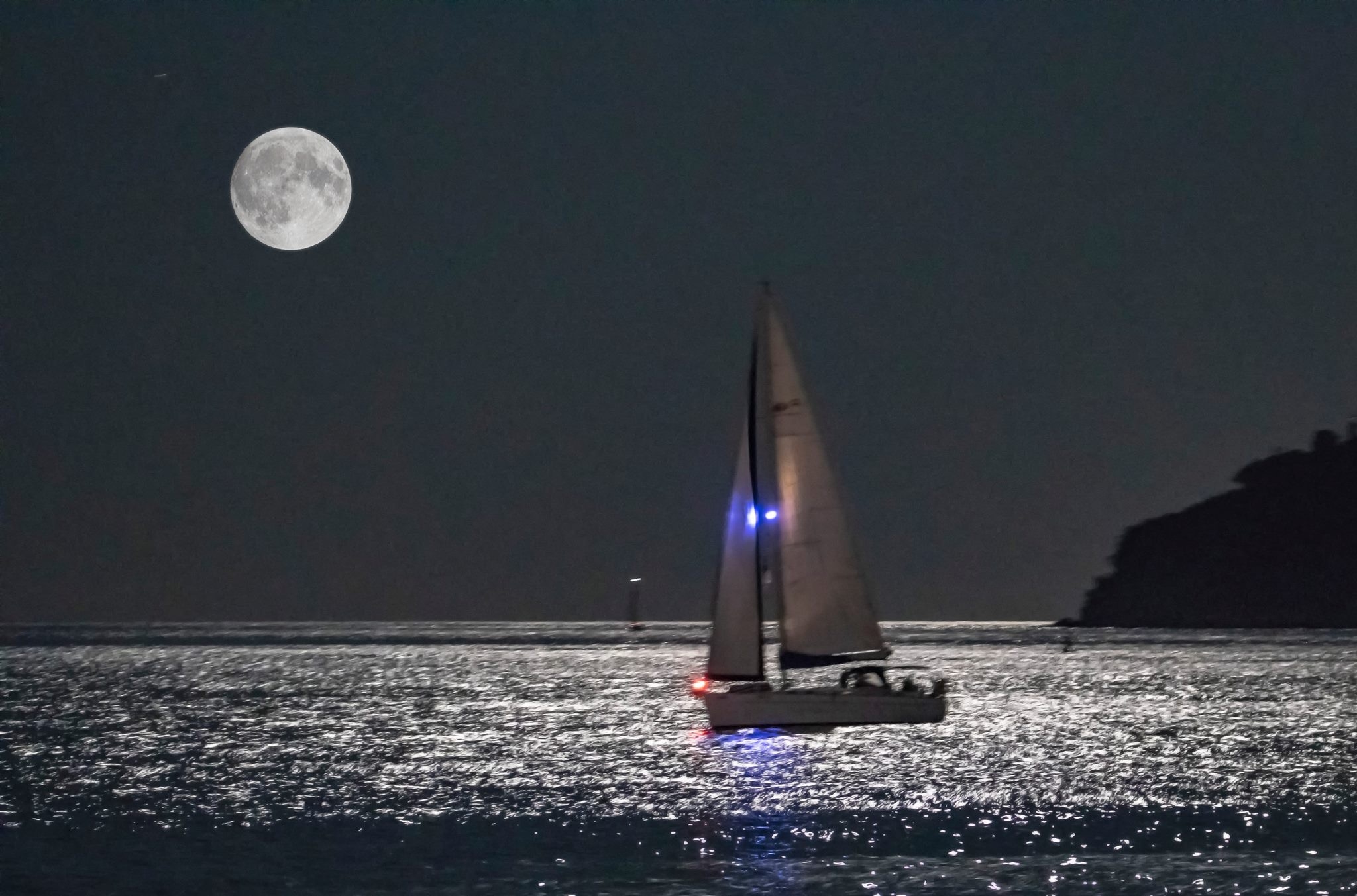 Плаване по лунна морска пътека за празника на Варна