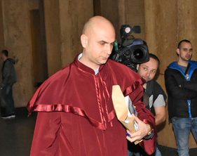 Издирват 25-има от голяма наркобанда (обзор)