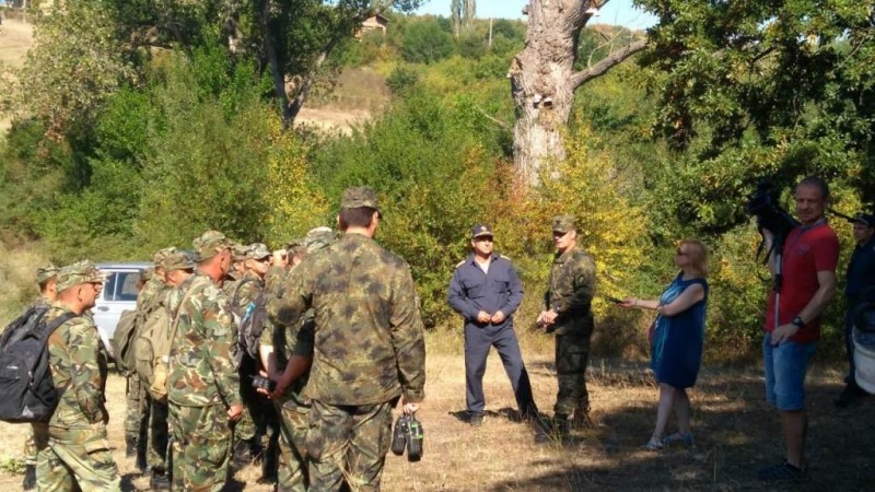 Втори ден военни оказват помощ при пожара в Хасковско