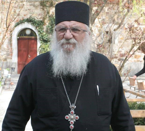 Пиян мъж намушка друг в приюта на отец Иван, свещеникът също е пострадал