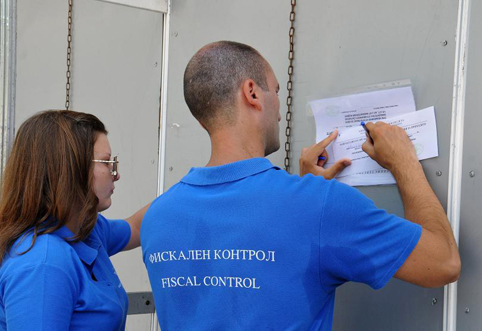 Взимат пари от касите на длъжници