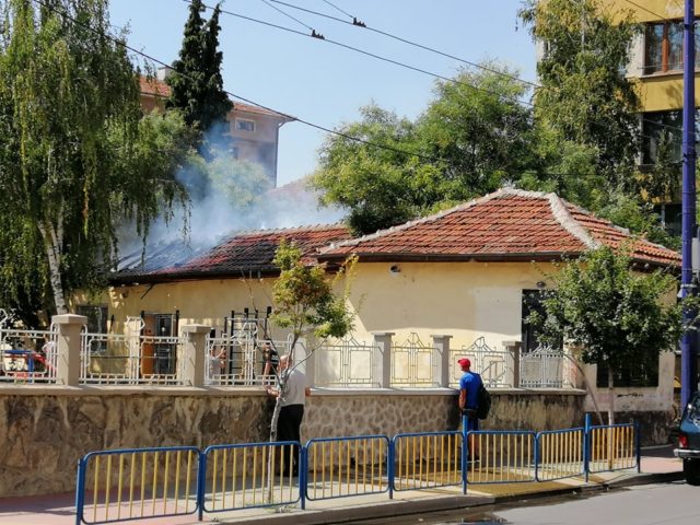 Покривът на сграда в двора на училище в Пазарджик гори