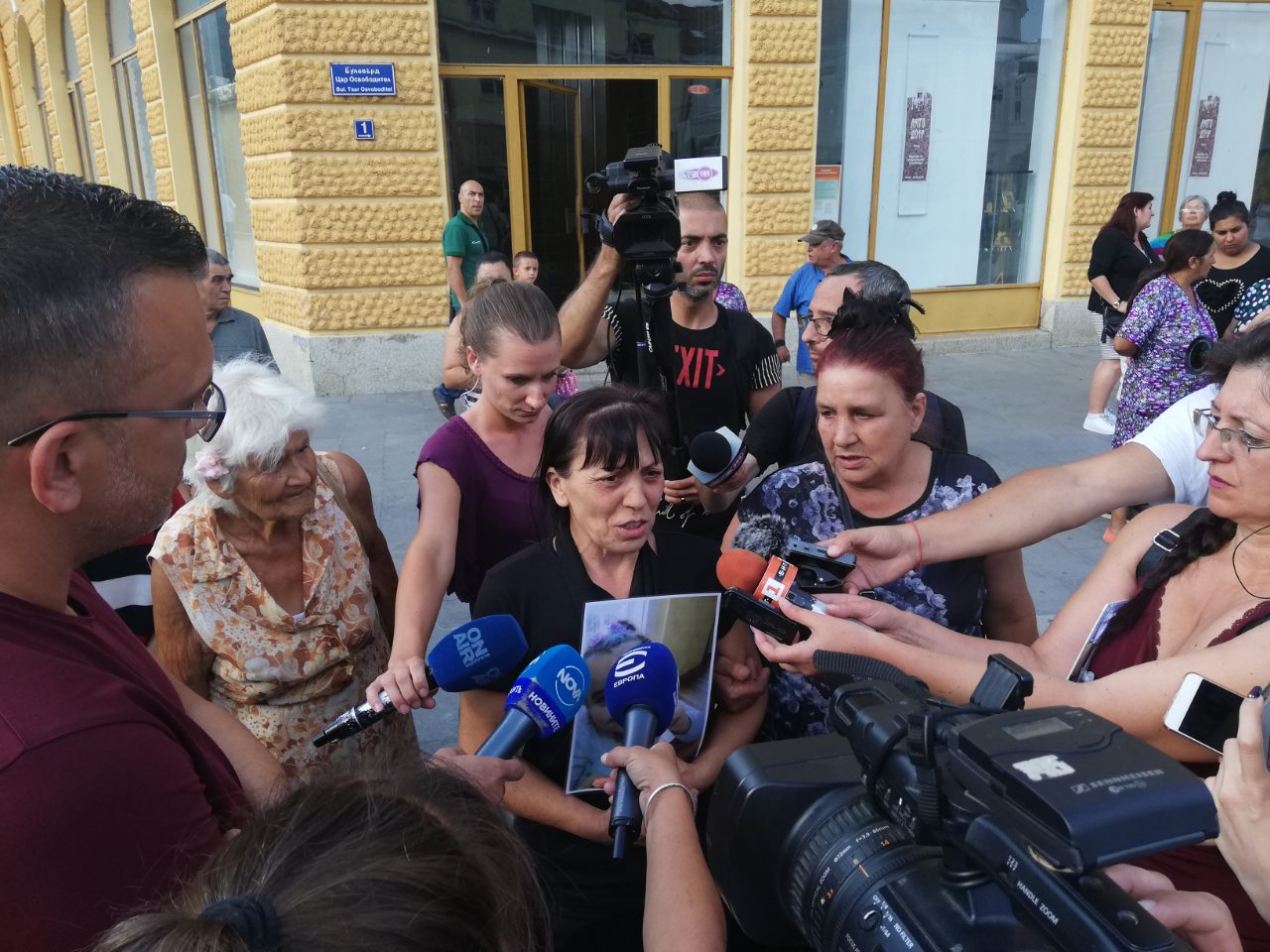 Траурно бдение в Сливен почете паметта на Криси и поиска най-строго наказание за убиеца й