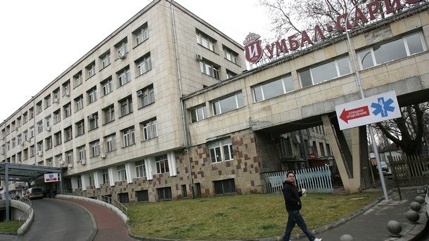 На четири места е счупен черепът на пребития служител на "Левски"