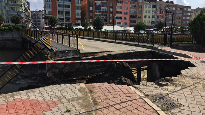 Двама души са пострадали при срутване на мост в Турция (ВИДЕО)