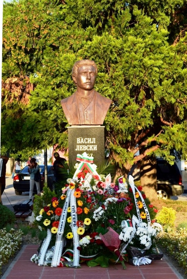 Откриха паметник на Васил Левски