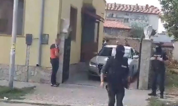 Арестуваха Келеша, откриха кило злато в мазето му (обзор)