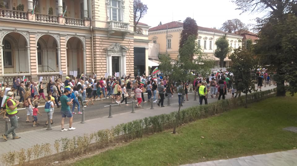 Протести в няколко града срещу Стратегията за детето (СНИМКИ)