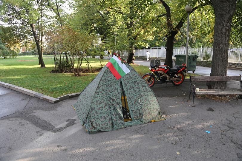 Медицински сестри на протест, разпънаха палатка при парламента