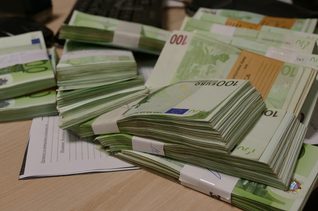 41-годишен изгубил крупната сума пари в Търново, полицията му я върна