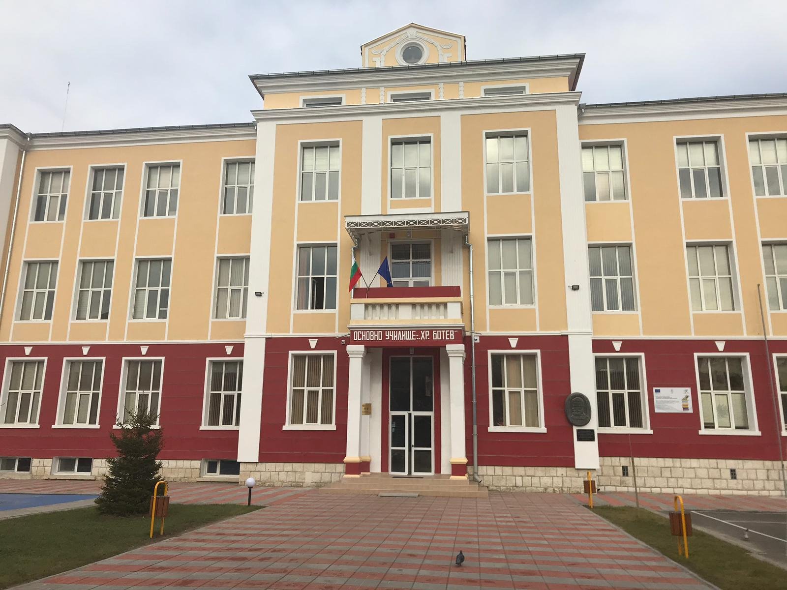 Обновяват паркове и детски кътове в две села в община Търговище