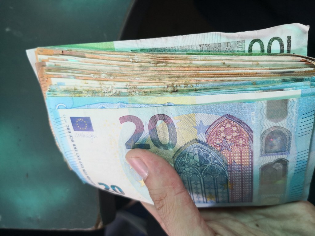 Туркиня опита да прекара през границата 60 000 евро в бельото си