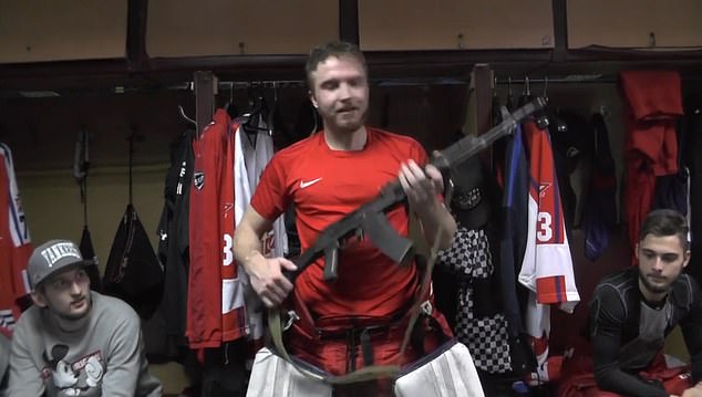 Награждават хокеист с „Калашников“