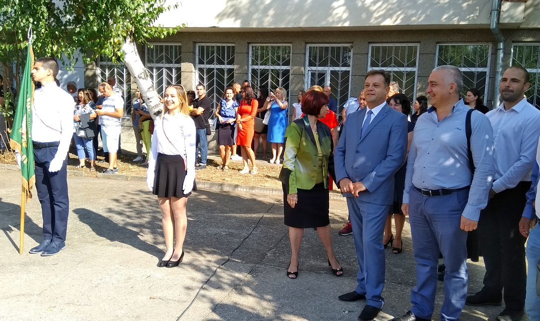 Велико Търново посрещна новата учебна година с изразен ръст на учениците, повече са и първокласниците
