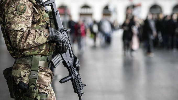 С викове „Аллах Акбар“ мъж заби ножица във врата на полицай в Милано