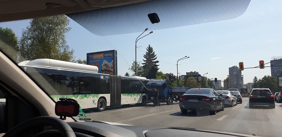 Камион блъсна автобус на градския транспорт пред руското посолство (СНИМКИ)