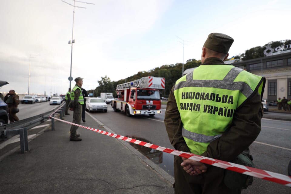 Мъж откри стрелба в Киев, заплашва да взриви мост (СНИМКИ и ВИДЕО)