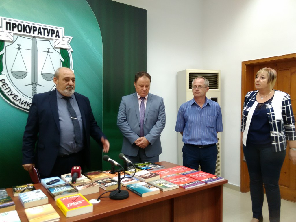 Прокурори дариха бестселъри, енциклопедии и учебници на бургаските затворници