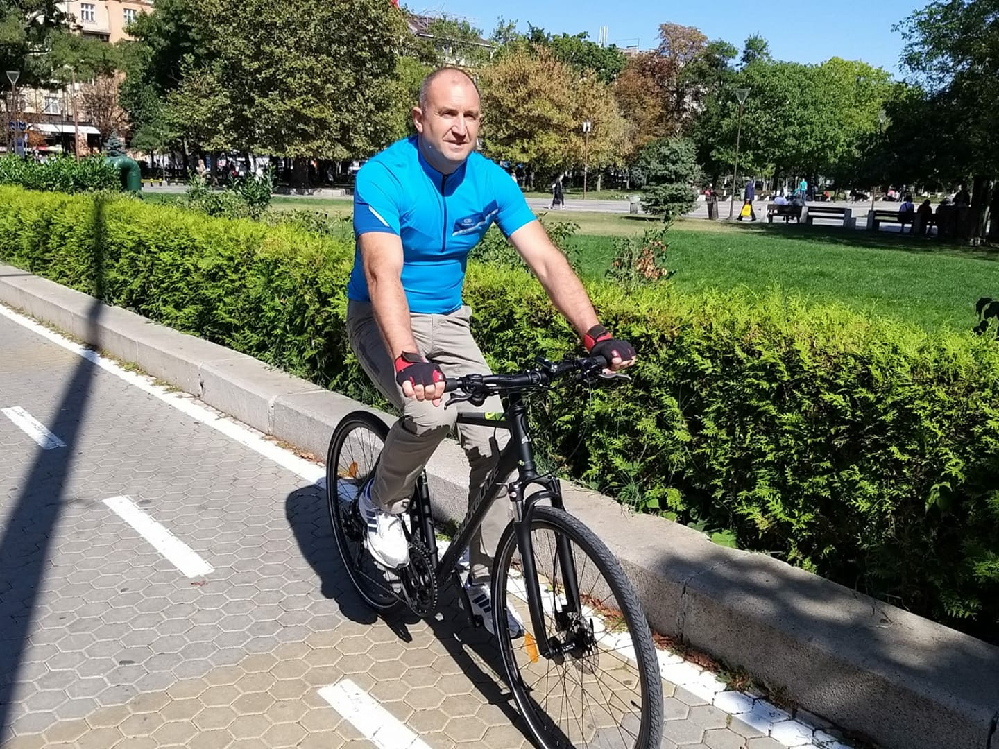 Президентът Радев на колело в центъра на София (СНИМКА)