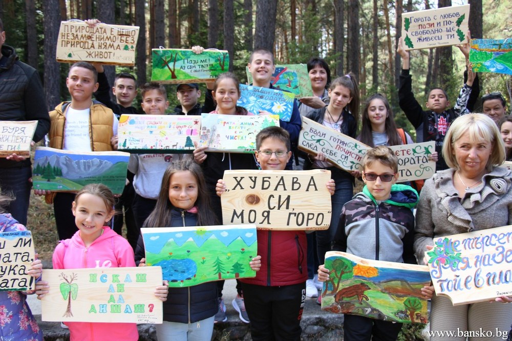 Деца монтираха табели с еко-послания на дърветата в НП “Пирин“
