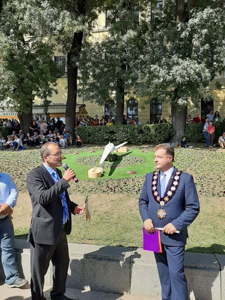 Даниел Панов откри уникалния цветен часовник във Велико Търново
