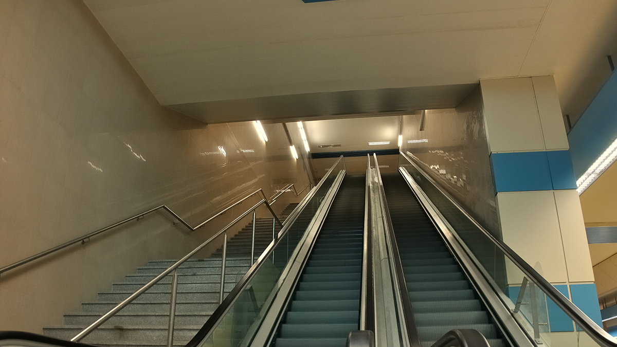 Забравен багаж спря движението на метрото до летище София
