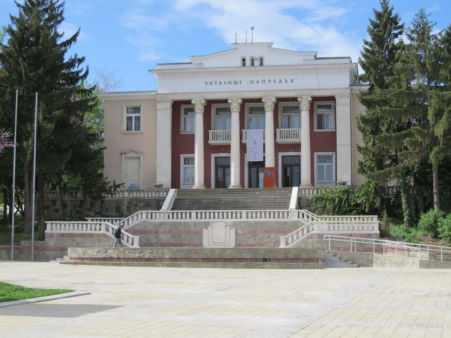 Десислава Танева открива обновеното читалище в Лясковец