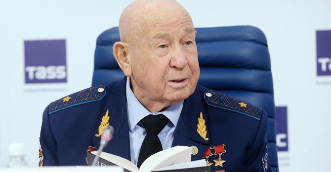 Почина първият космонавт, излязъл в открития Космос