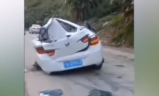 Вижте как огромна скала пада върху движещ се автомобил (ВИДЕО)