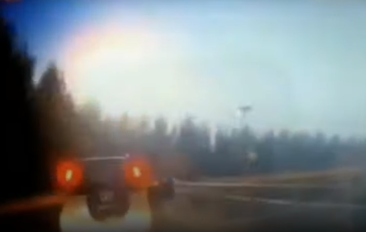 Падащ метеорит превърна нощта в ден (ВИДЕО)