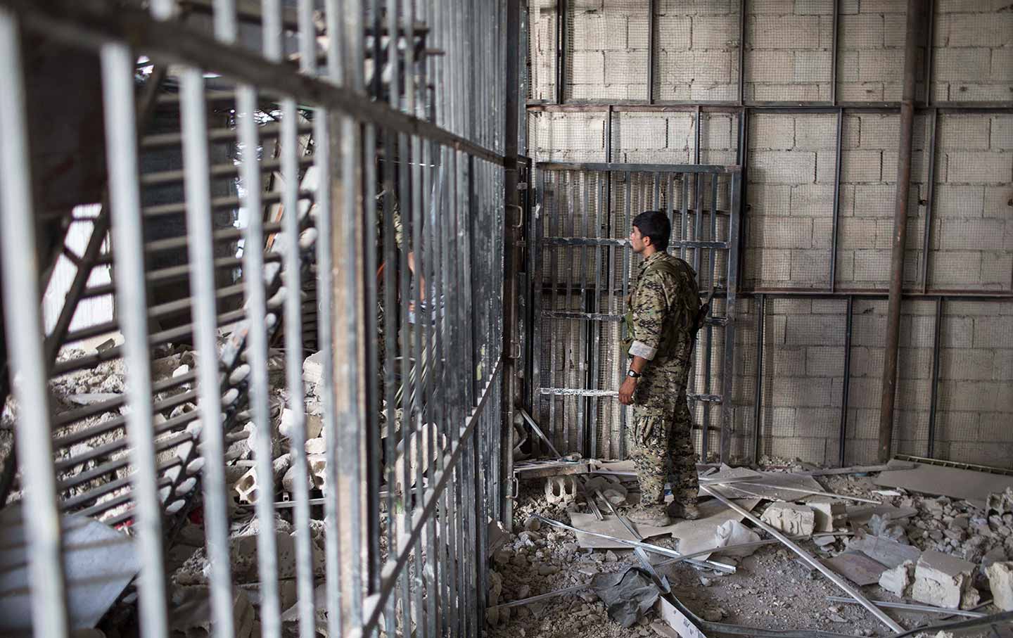 Кюрдите съобщиха за бягството на 800 затворници, свързвани с „Ислямска държава“