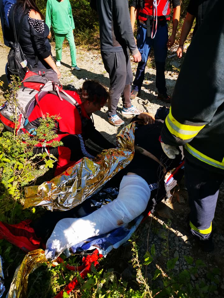 Пожарникари и спасители извадиха мъж, паднал във водопад в Беласица