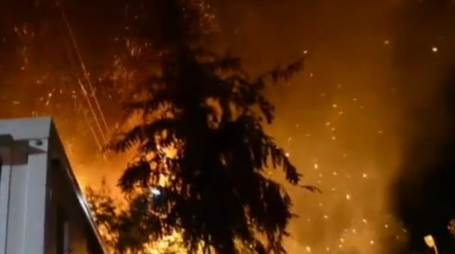 Пожар горя в бежански център на гръцкия остров Самос