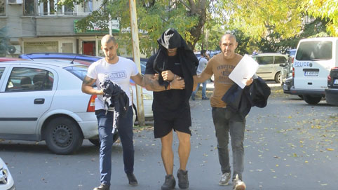 Троен убиец командва банда за рекет от затвора
