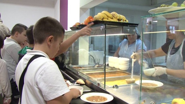 Агенцията по храните глоби училищни лафки заради чипс и кроасани