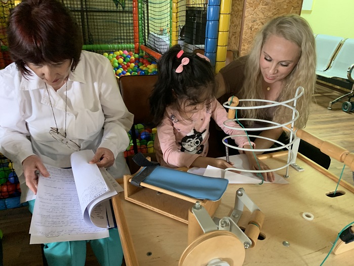 Водещи чужди физиотерапевти обучават екипа на Дома за медико-социални грижи за деца