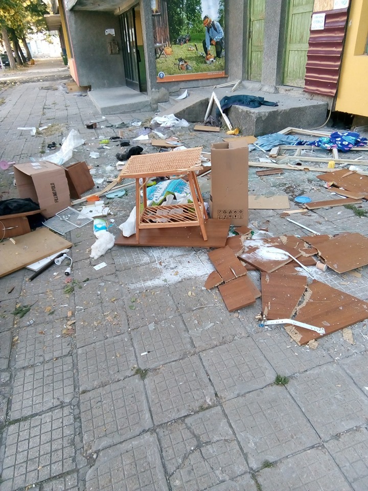 Мъж мятал мебели от балкона и потрошил две коли в Павликени (СНИМКИ)