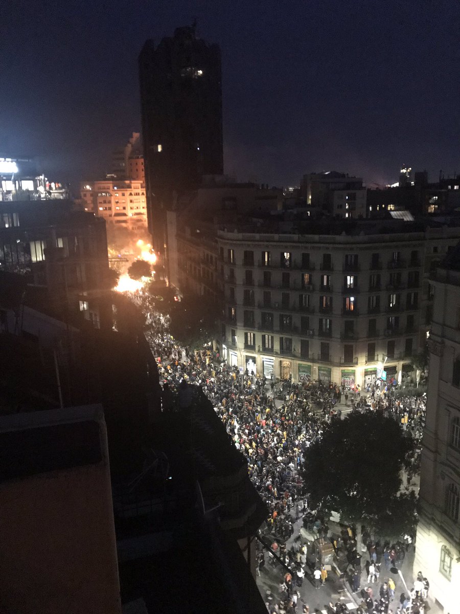 Стотици на протест за седма поредна вечер в Барселона