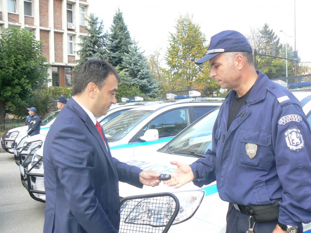Потрошиха джип на полицията във Видин
