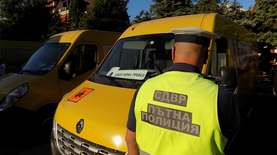 Полицаи задържаха пиян водач на автобус с ученици