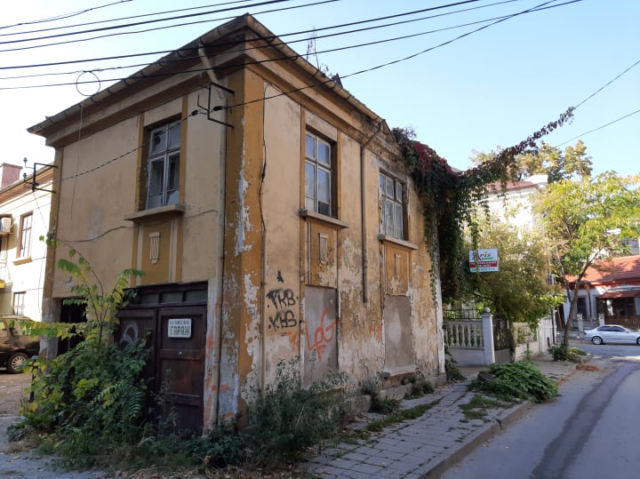 Мъж търси WC, намери труп
