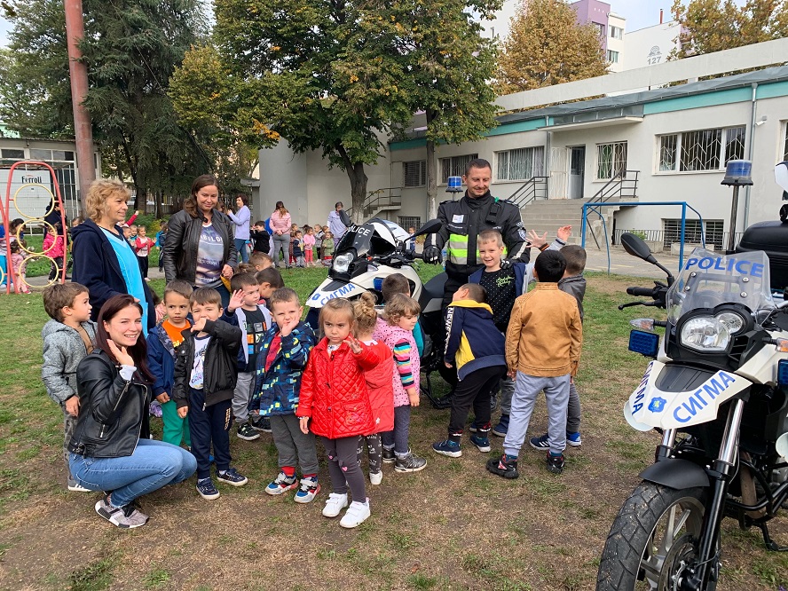 Полицаи и пожарникари обучават деца в забавачка