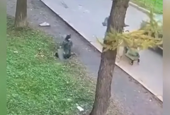 Вижте как майка реагира мигновено, след като детето й пада в шахта (ВИДЕО)